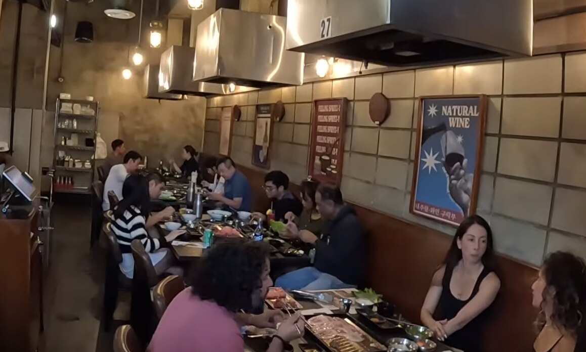 삼겹살집을 가득 채운 미국 손님들